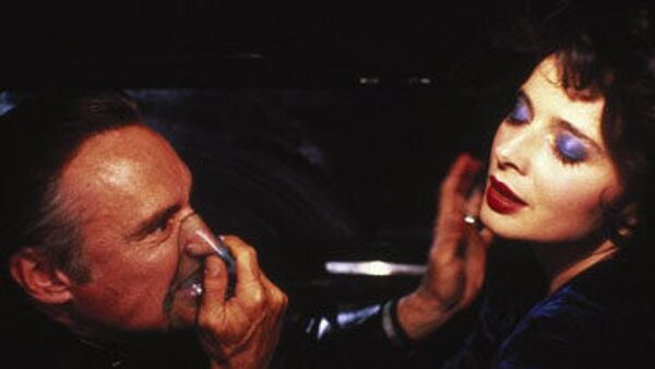 Кадр из фильма Синий бархат режиссера Дэвида Линча, 1986 г. Кадр из фильма Синий бархат режиссера Дэвида Линча, 1986 г.
