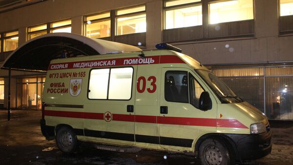 Работники скорой помощи у больницы Работники скорой помощи у больницы