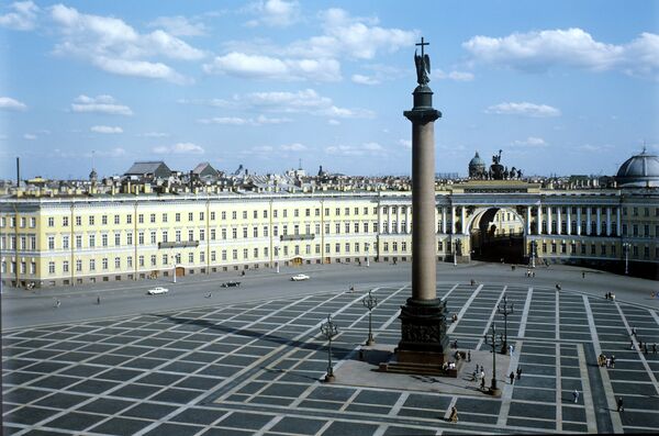 В центре Дворцовой площади Санкт-Петербурга В центре Дворцовой площади Санкт-Петербурга