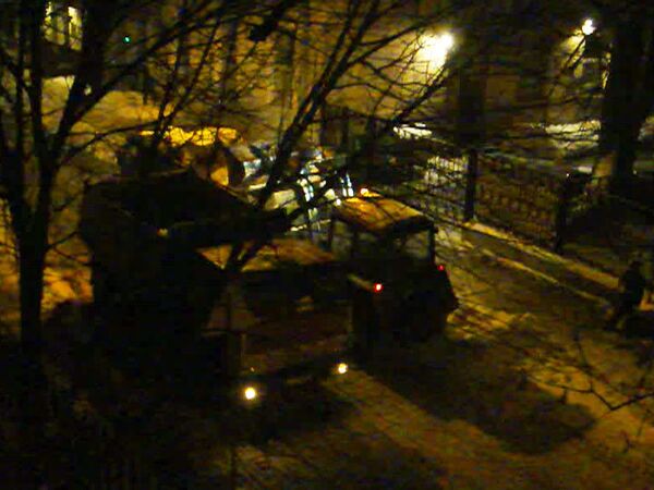 Снег из московских переулков спецтехника убирает по ночам Снег из московских переулков спецтехника убирает по ночам