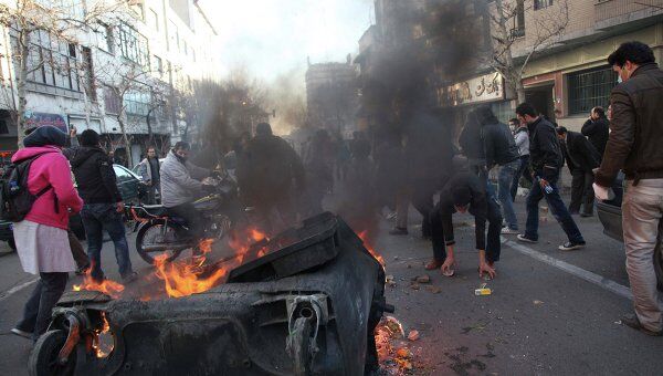Столкновения между оппозиционерами и сотрудниками правопорядка в Тегеране Столкновения между оппозиционерами и сотрудниками правопорядка в Тегеране