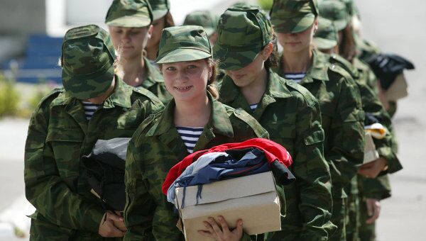 Девушки на военной службе. Архивное фото Девушки на военной службе. Архивное фото