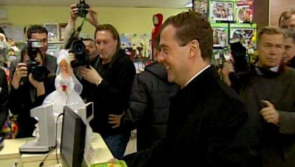 Медведев купил в Элисте китайские шахматы и российское лото Медведев купил в Элисте китайские шахматы и российское лото