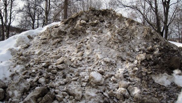 Сугробы в городе Сортавала в Карелии Сугробы в городе Сортавала в Карелии
