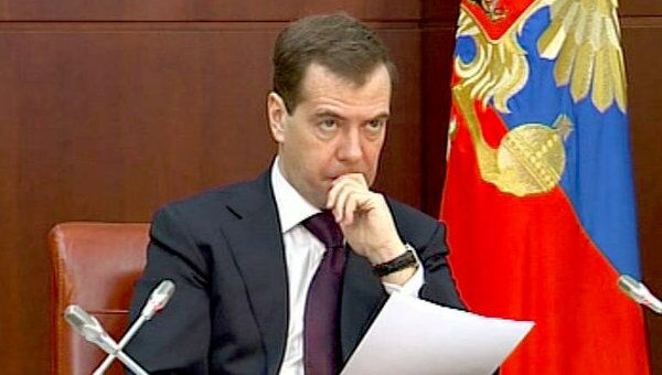 Медведев велел полпредам следить за исполнением поручений президента Медведев велел полпредам следить за исполнением поручений президента