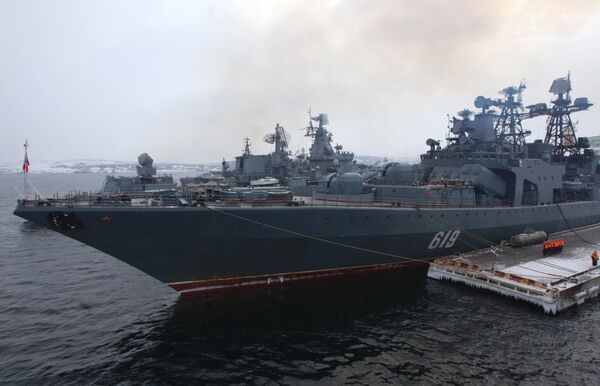 Большой противолодочный корабль Североморск у пирса в порту Североморска Большой противолодочный корабль Североморск у пирса в порту Североморска