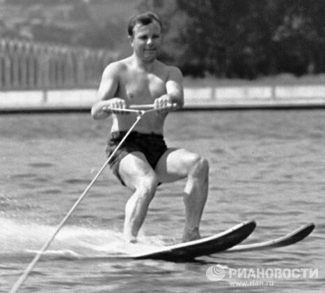 Гагарин в часы отдыха Гагарин в часы отдыха