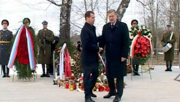 Лидеры РФ и Польши почтили память жертв авиакатастрофы под Смоленском Лидеры РФ и Польши почтили память жертв авиакатастрофы под Смоленском