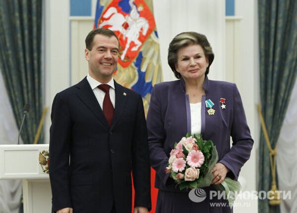 12 апреля 2011 года. Президент РФ Дмитрий Медведев награждает Валентину Терешкову орденом Дружбы 12 апреля 2011 года. Президент РФ Дмитрий Медведев награждает Валентину Терешкову орденом Дружбы