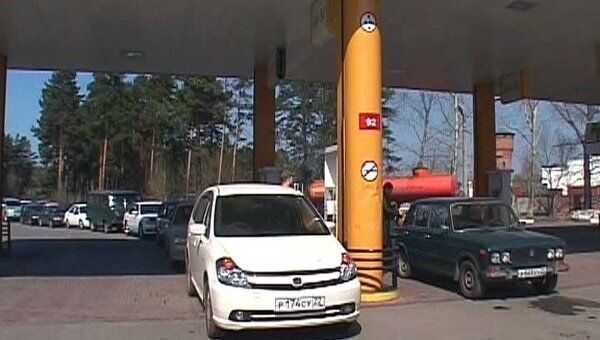 Из-за бензинового кризиса на Алтае возле АЗС выстроились длинные очереди Из-за бензинового кризиса на Алтае возле АЗС выстроились длинные очереди
