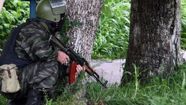 Сотрудники правоохранительных органов проводят спецоперацию по задержанию группы боевиков в Нальчике Сотрудники правоохранительных органов проводят спецоперацию по задержанию группы боевиков в Нальчике
