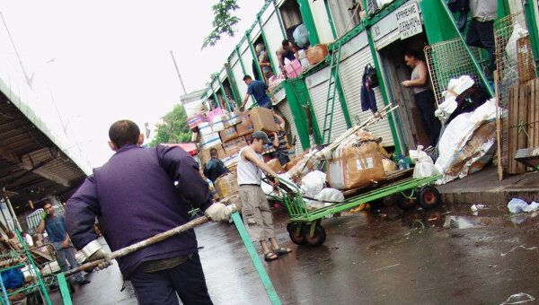 На вещевом рынке На вещевом рынке
