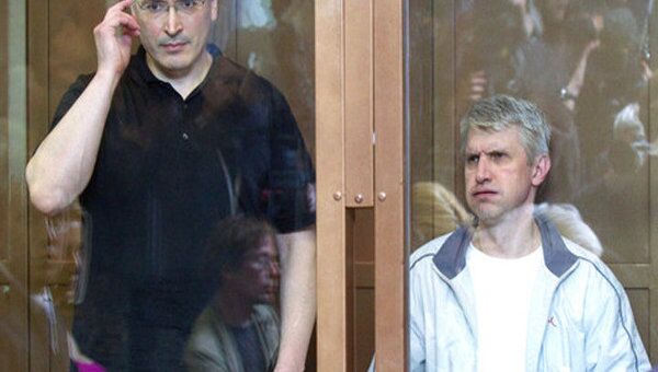 Суд смягчил наказание Ходорковскому и Лебедеву на год Суд смягчил наказание Ходорковскому и Лебедеву на год