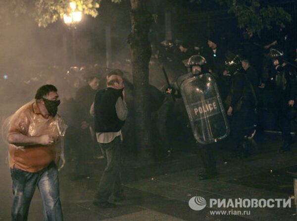 Разгон митинга оппозиции на проспекте Руставели в Тбилиси Разгон митинга оппозиции на проспекте Руставели в Тбилиси