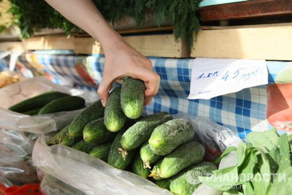 Продажа овощей на рынке Продажа овощей на рынке