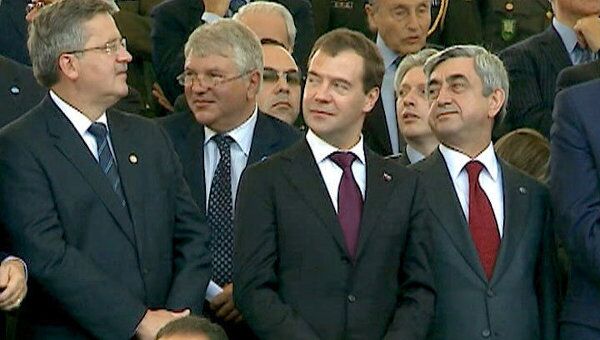 Медведев привез на военный парад в Рим знаменосцев из России Медведев привез на военный парад в Рим знаменосцев из России