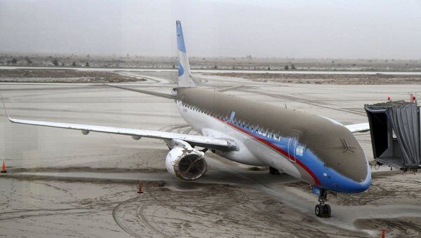 Самолет, покрытый пылью от вулкана Пуйеуэ, в аэропорту города Сан-Карлос-де-Барилоче, Аргентина. Архив Самолет, покрытый пылью от вулкана Пуйеуэ, в аэропорту города Сан-Карлос-де-Барилоче, Аргентина. Архив
