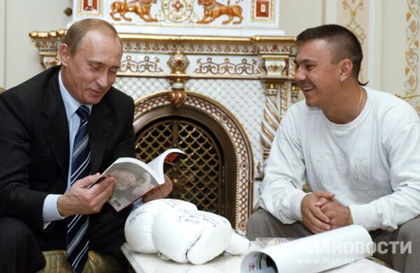 Владимир Путин и Константином Цзю (слева направо) Владимир Путин и Константином Цзю (слева направо)