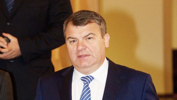 Министр обороны РФ Анатолий Сердюков входит в зал заседаний Государственой Думы РФ Министр обороны РФ Анатолий Сердюков входит в зал заседаний Государственой Думы РФ