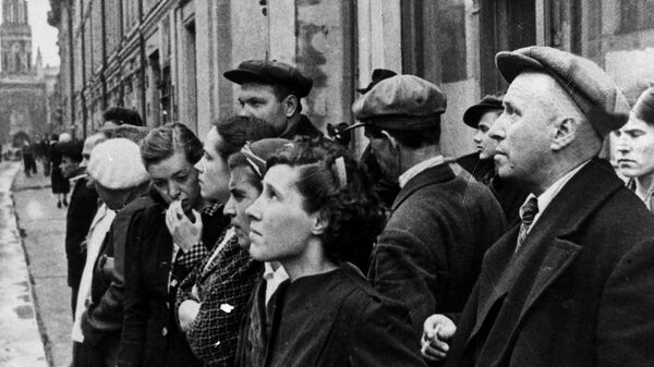 Жители столицы 22 июня 1941 года во время объявления по радио правительственного сообщения о вероломном нападении фашистской Германии Жители столицы 22 июня 1941 года во время объявления по радио правительственного сообщения о вероломном нападении фашистской Германии