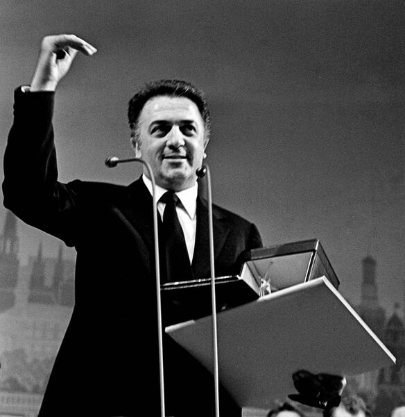Фредерико Феллини получает Большой приз ММКФ за фильм 8 1/2. 1963 год Фредерико Феллини получает Большой приз ММКФ за фильм 8 1/2. 1963 год