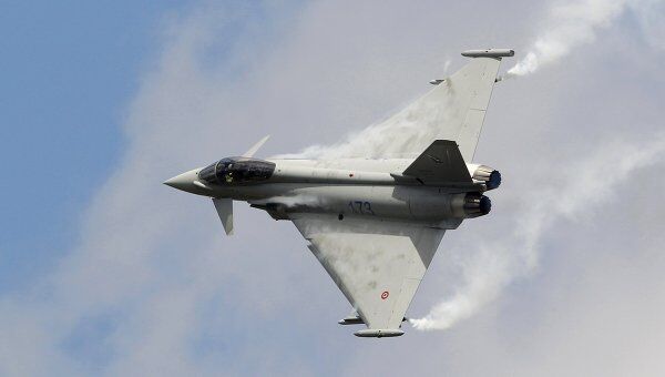 Истребитель Eurofighter Typhoon. Архивное фото Истребитель Eurofighter Typhoon. Архивное фото