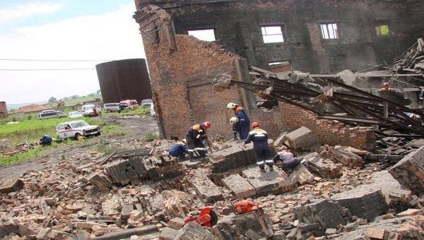 Спасатели разбирают завалы на месте обрушения стены во Владивостоке Спасатели разбирают завалы на месте обрушения стены во Владивостоке