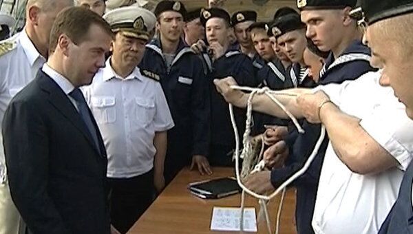 На фрегате Паллада Медведеву показали, как вязать морской узел На фрегате Паллада Медведеву показали, как вязать морской узел