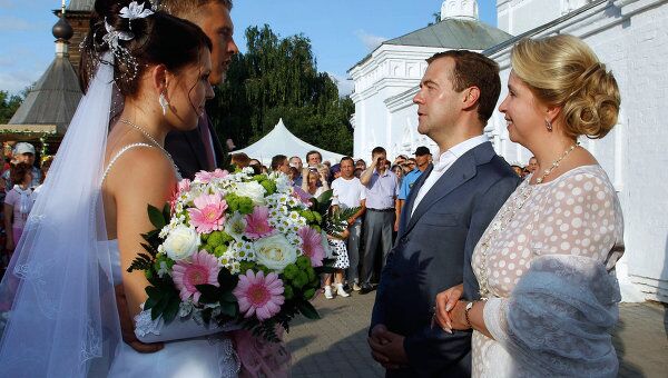 Д.Медведев и С.Медведева беседуют с молодоженами Д.Медведев и С.Медведева беседуют с молодоженами