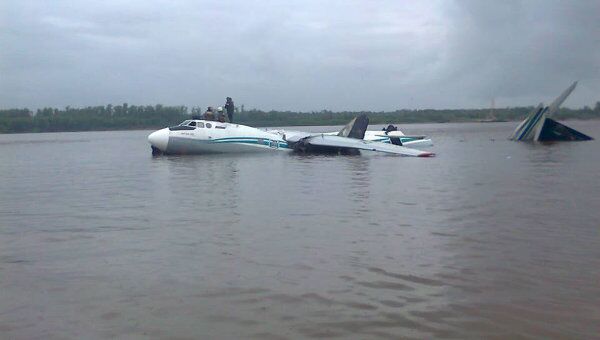 Аварийная посадка самолета Ан-24 на Оби Аварийная посадка самолета Ан-24 на Оби
