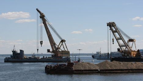 Два плавучих крана готовятся начать подъем теплохода Булгария Два плавучих крана готовятся начать подъем теплохода Булгария