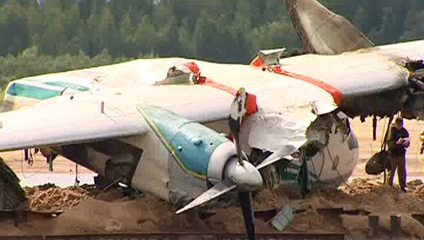 Самолет АН-24, совершивший аварийную посадку на Оби, подняли из реки Самолет АН-24, совершивший аварийную посадку на Оби, подняли из реки