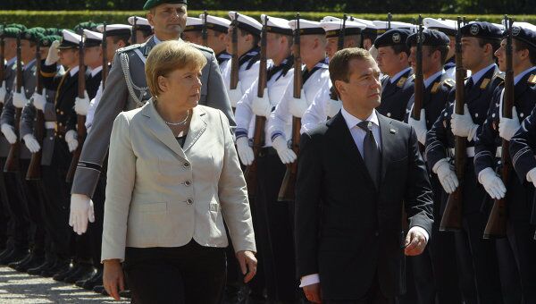 Президент РФ Медведев и канцлер Германии Меркель Президент РФ Медведев и канцлер Германии Меркель