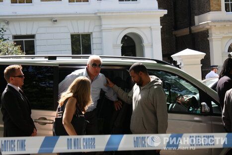 У дома певицы Эми Уайнхаус в Лондоне У дома певицы Эми Уайнхаус в Лондоне