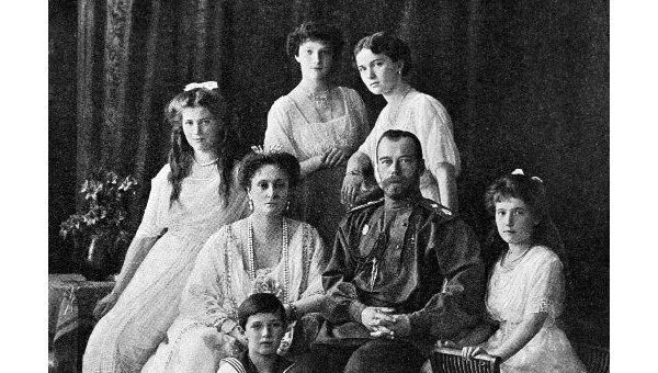 Русский Император Николай II (2 справа) с семьёй Русский Император Николай II (2 справа) с семьёй
