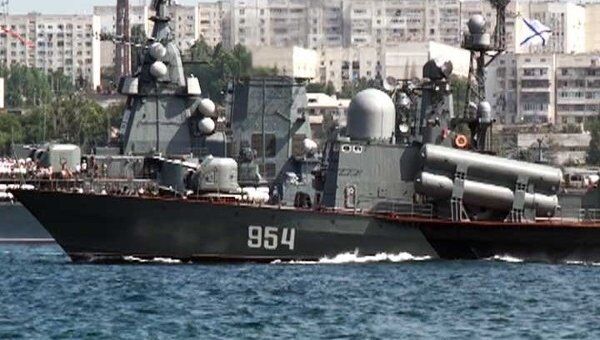 За морским боем на Дне ВМФ в Севастополе наблюдали 50 тысяч человек За морским боем на Дне ВМФ в Севастополе наблюдали 50 тысяч человек