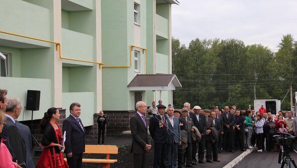 Вручение ключей от новых домов погорельцам поселка Урман, Башкирия Вручение ключей от новых домов погорельцам поселка Урман, Башкирия