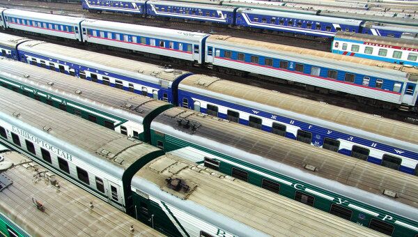Поезда дальнего следования на запасных путях. Архивное фото Поезда дальнего следования на запасных путях. Архивное фото