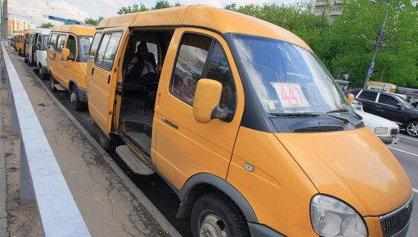 Маршрутка опрокинулась в Москве в воскресенье после столкновения с иномаркой Маршрутка опрокинулась в Москве в воскресенье после столкновения с иномаркой