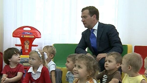 Медведев в детсаду слушал песни о теремке и вспоминал про булочки с сахаром Медведев в детсаду слушал песни о теремке и вспоминал про булочки с сахаром