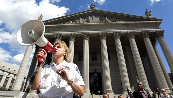 Эвакуация людей из зданий в Нью-Йорке после землетрясения на восточном побережье США Эвакуация людей из зданий в Нью-Йорке после землетрясения на восточном побережье США