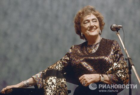 Поет Алла Баянова Поет Алла Баянова