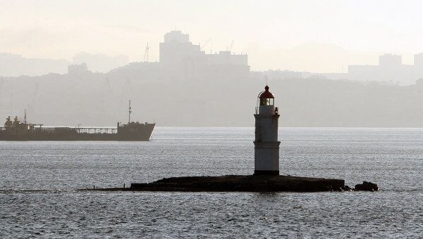 Владивосток, Амурский залив, утро. Архивное фото Владивосток, Амурский залив, утро. Архивное фото