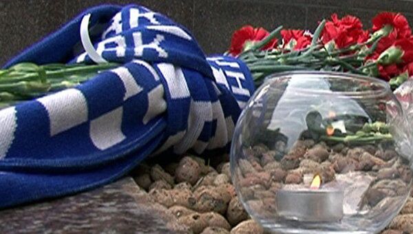 Свечи, цветы и шарфы в память о погибших хоккеистах у посольства Чехии Свечи, цветы и шарфы в память о погибших хоккеистах у посольства Чехии