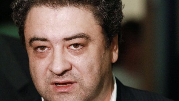 Бизнесмен Андрей Богданов в Центре международной торговли в Москве отвечает на вопросы журналистов перед началом альтернативного съезда партии Правое дело Бизнесмен Андрей Богданов в Центре международной торговли в Москве отвечает на вопросы журналистов перед началом альтернативного съезда партии Правое дело
