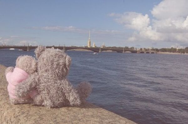 Нева – символ Петербурга. Петропавловская крепость – его нач Нева – символ Петербурга. Петропавловская крепость – его нач