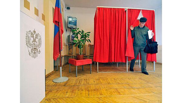 На избирательном участке в Великом Новгороде, где проходят довыборы в Новгородскую областную думу На избирательном участке в Великом Новгороде, где проходят довыборы в Новгородскую областную думу