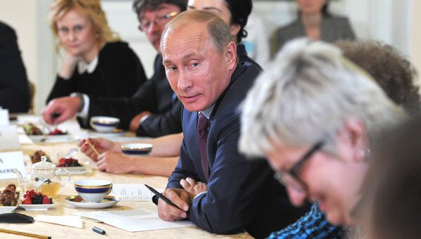 Премьер-министр РФ В.Путин провел встречу с писателями и представителями Российского книжного союза Премьер-министр РФ В.Путин провел встречу с писателями и представителями Российского книжного союза