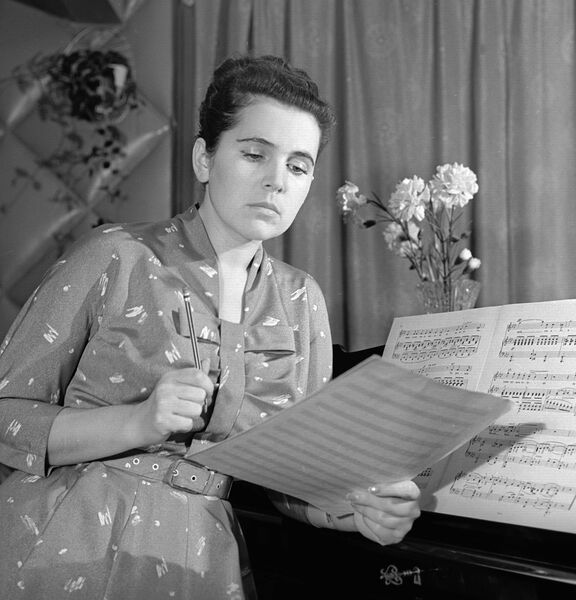 Певица Галина Вишневская у рояля Певица Галина Вишневская у рояля