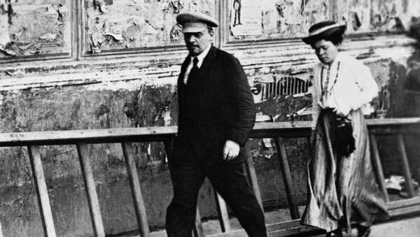 Владимир Ильич Ленин и Мария Ильинична Ульянова направляются в Большой театр на заседание V Всероссийского съезда Советов Владимир Ильич Ленин и Мария Ильинична Ульянова направляются в Большой театр на заседание V Всероссийского съезда Советов